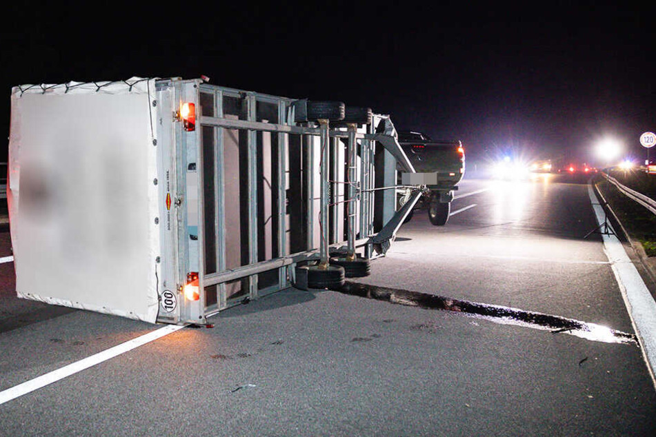 Auf der A4 kippte ein Anhänger um.