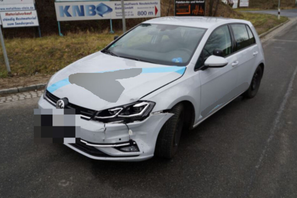 Blick auf den beschädigten Kotflügel des Fahrschulautos.