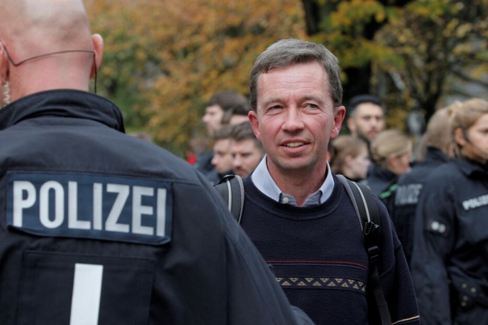 Bernd Lucke steht nach seiner verhinderten Antrittsvorlesung auf dem Campus.