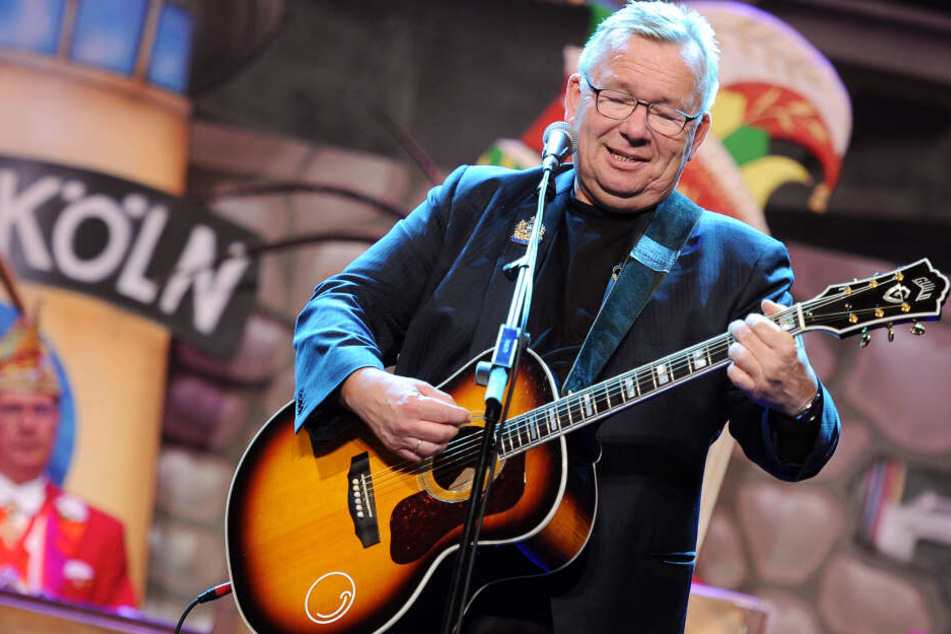 Der Kabarettist Bernd Stelter steht bei der "Großen Kölner Mädchensitzung" im Gürzenich mit seiner Gitarre auf der Bühne.