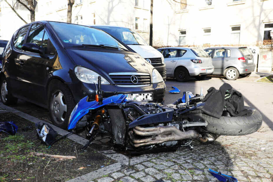 Im Anschluss wurde das Yamaha-Bike auf die andere Straßenseite geschleudert.
