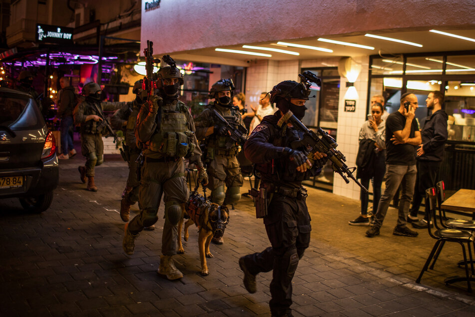 Israelische Sicherheitskräfte suchten nach dem tödlichen Anschlag in Tel Aviv neun Stunden lang nach dem Schützen.