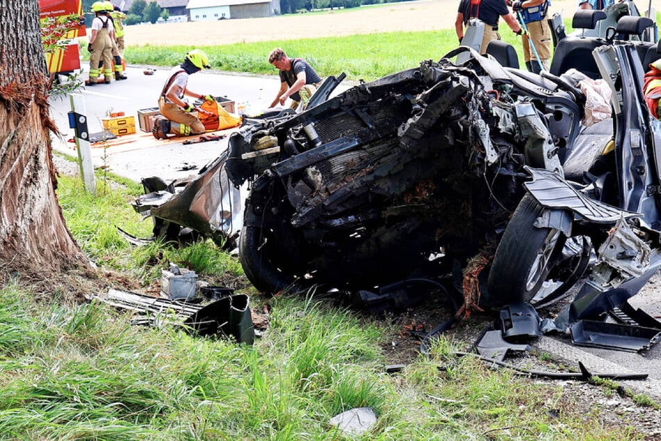 Nissan kracht frontal in Baum: Für Autofahrerin kommt jede Hilfe der Retter zu spät