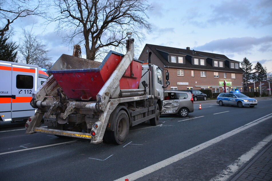Der Lkw krachte - trotz Bremsung - in den Familienvan.