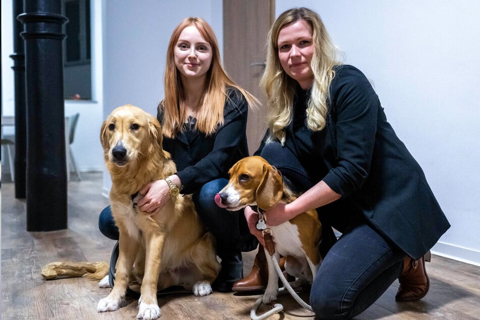 Die Forensikerinnen Vivien Dehne (23, l.) und Mirijam Steinert (38) posieren mit den Büro-Hunden Eddy und Carli.