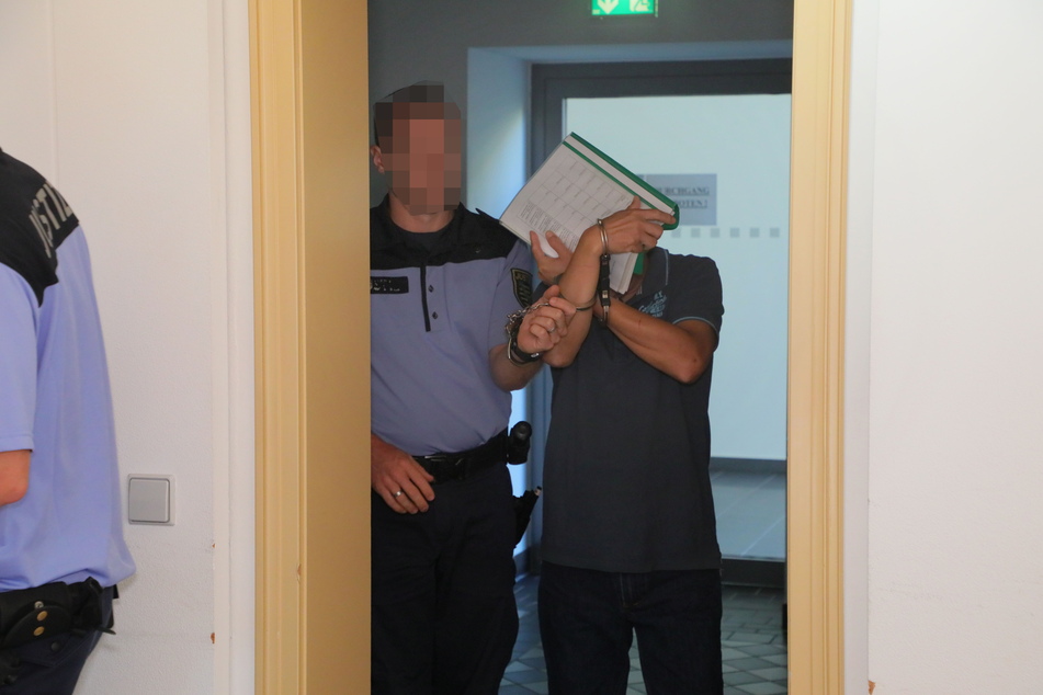 Binh T. (53) steht seit dem heutigen Dienstag vor dem Chemnitzer Landgericht. Er soll auf den Liebhaber (46) seiner Ehefrau brutal eingestochen haben.
