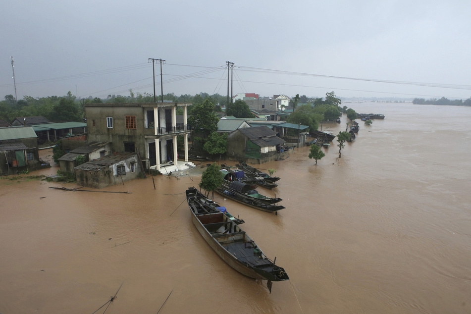 Mehrere Häuser des Dorfes Quang Tri stehen unter Wasser.
