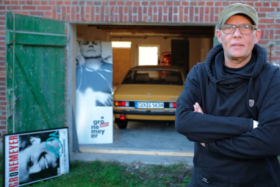 Wolfgang Heß steht vor dem Gebäude, in dem er die Schätze aufbewahrt.
