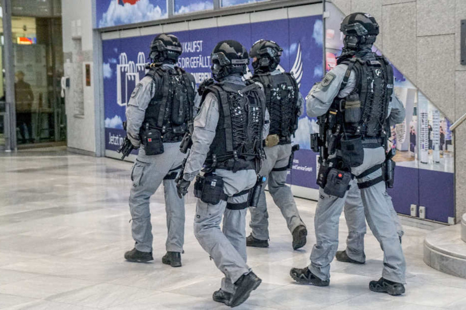 Schwer bewaffnete Beamte in Stuttgart.