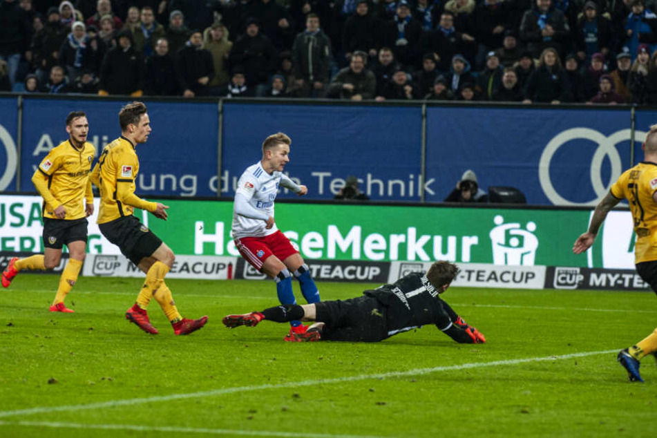 Jeder Fehler wird bestraft: Diese Erfahrung musste Dynamo im Februar machen, als man nach einem Lapsus von Keeper Markus Schubert kurz vor Schluss den entscheidenden Gegentreffer durch Lewis Holtby (M.) kassierte.