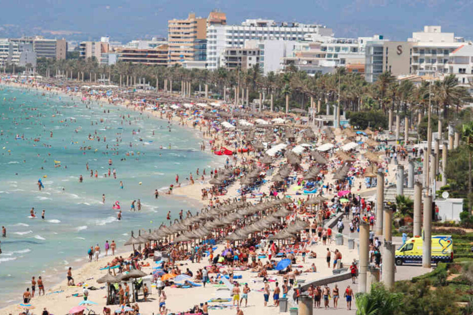 Touristen sonnen sich am Strand von El Arenal auf der Balearen-Insel Mallorca. Demnächst soll es hier weniger Suaftourismus geben.