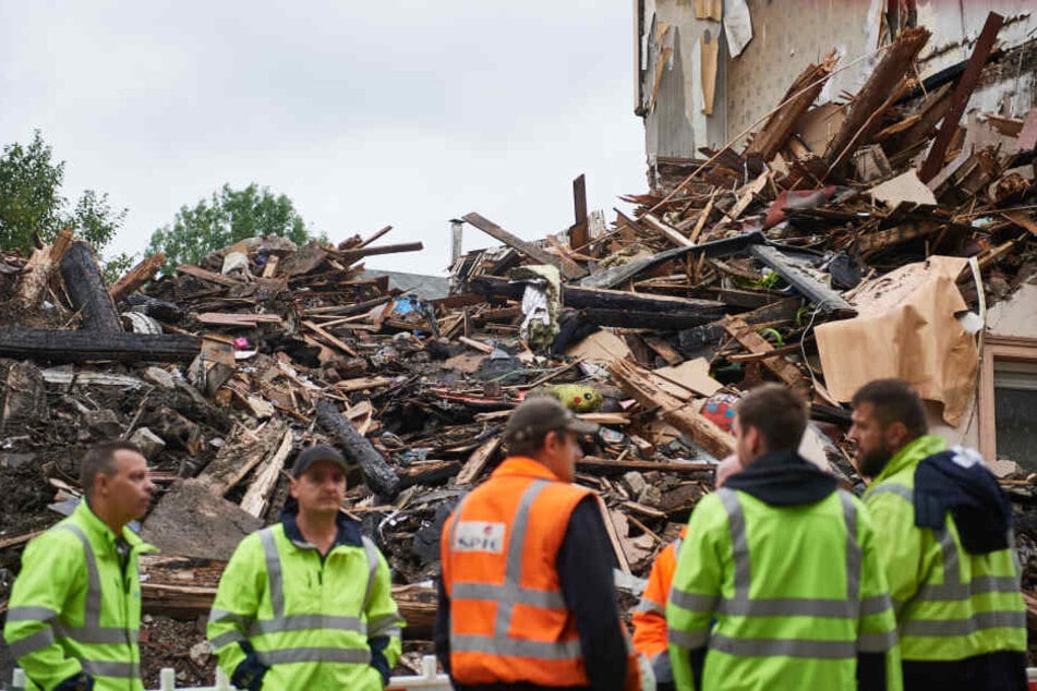 Helfer nach der Explosion am 25. Juni 2018 in Wuppertal.