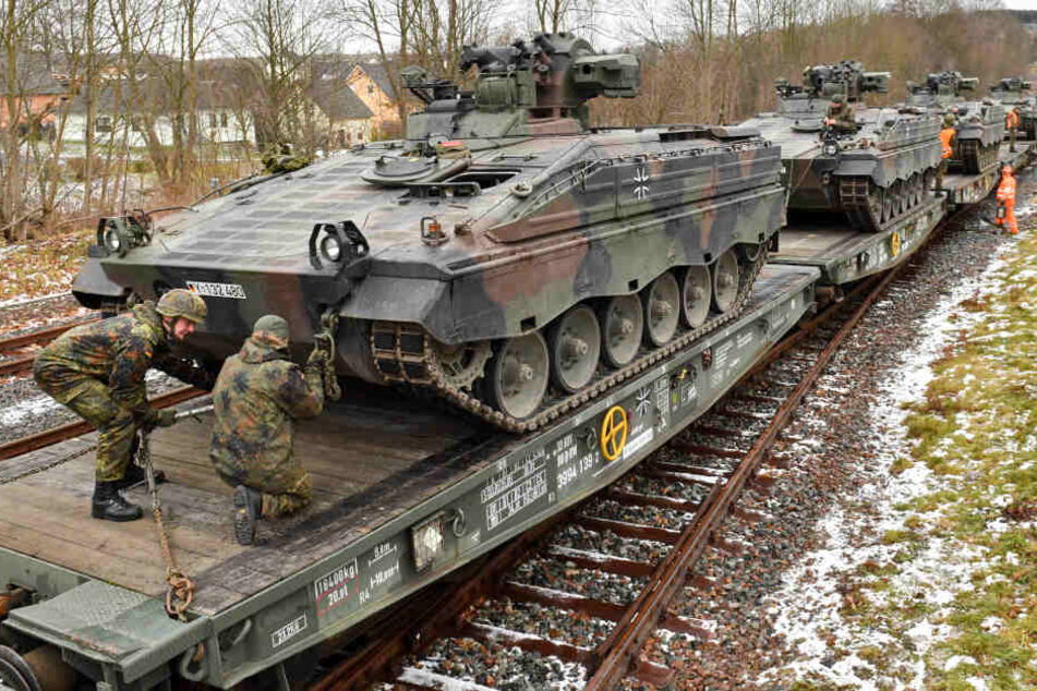 Von Marienberg nach Litauen: Die Bundeswehr verlädt rund 80 Container und 90 Panzer.