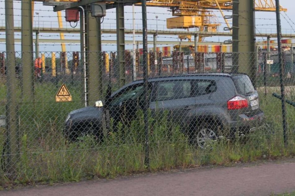 Crash mit fatalen Folgen: Auto rast in Trafostation