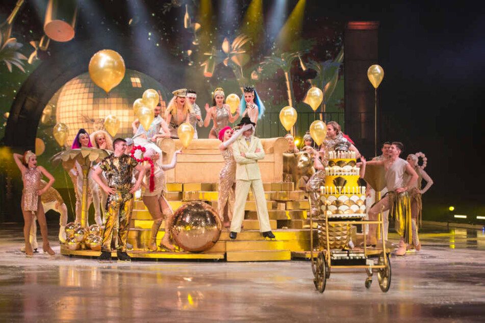 75-jähriges Jubiläum und spektakuläre Show-Momente: Mit Torte auf dem Eis feierten die Eiskunstläufer "Holiday on Ice" und starteten in die Premiere von "Showtime".