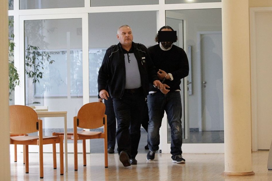 Oualid A. (41) wurde aus der Haft ins Gericht gebracht.