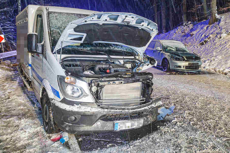 Beide Fahrzeuge wurden bei dem Unfall schwer beschädigt.