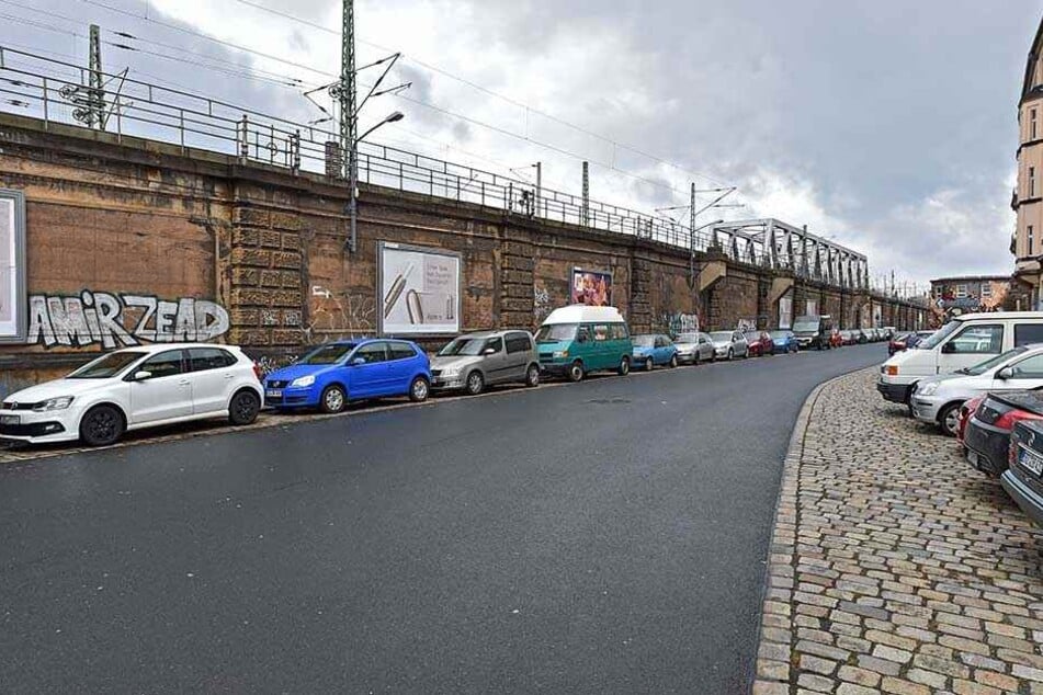 Wo das Neustädter Bahnhofsgelände endet, beginnt der Dammweg. Hier soll - parallel zu den Bahnschienen - die Radtrasse entlang führen.