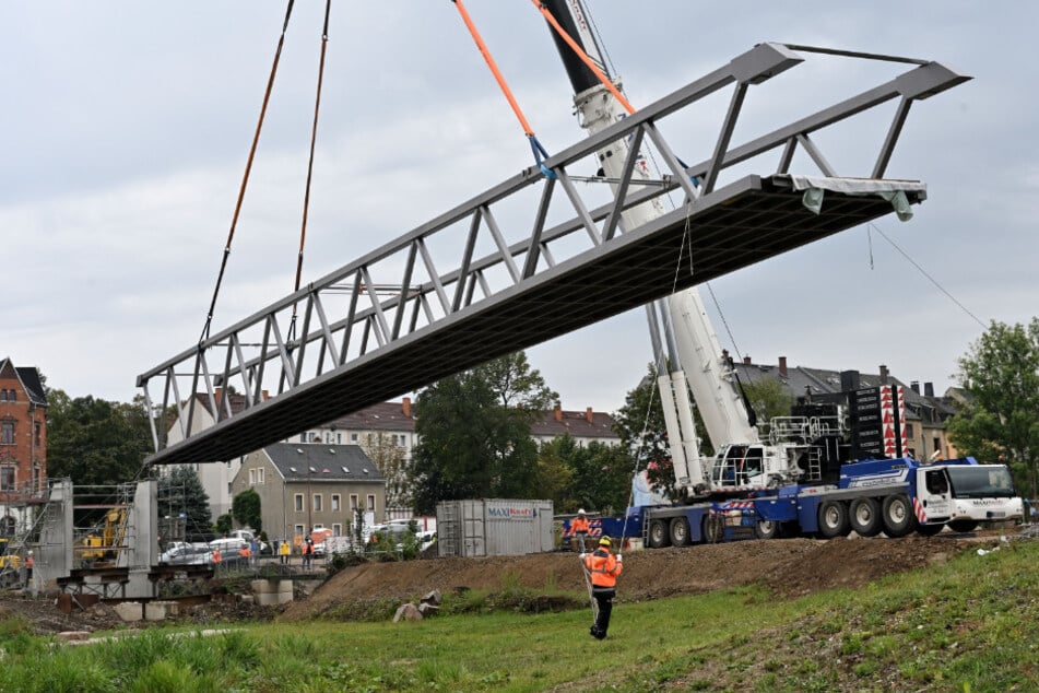 Hier wird die 65 Tonnen schwere Brücke über den Pleißenbach gehoben.