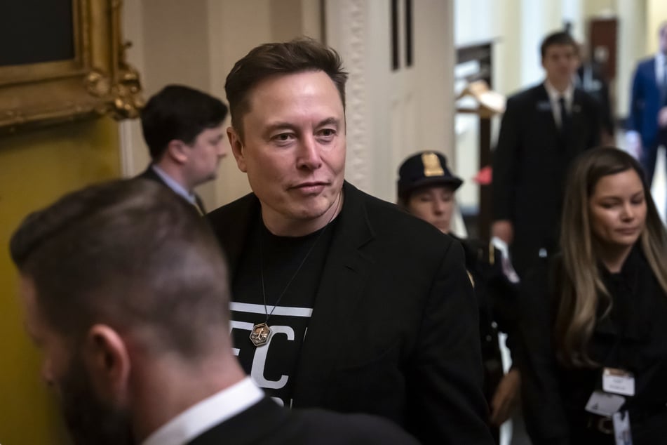 Auf das US-Satelliteninternet kann die Ukraine für ihre Luftverteidigung wieder setzen, nachdem es gedrosselt war. Tech-Milliardär Elon Musk (55) erhebt nun Vorwürfe gegen das ukrainische Militär.