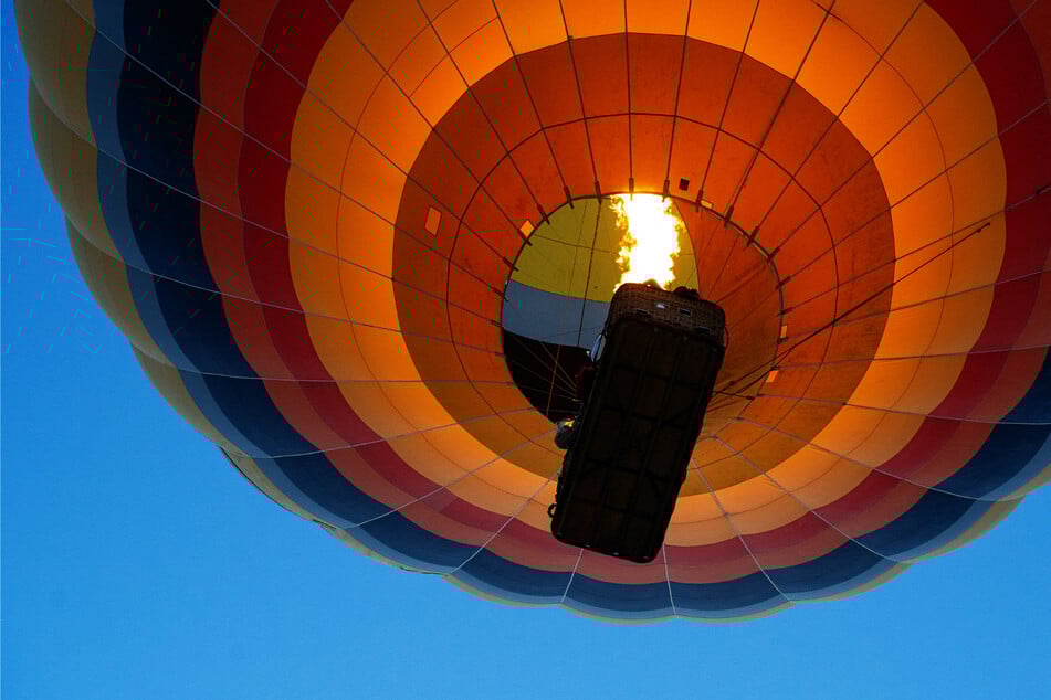 Acht Personen hatten sich bei der missglückten Landung des Heißluftballons Verletzungen zugezogen. (Symbolbild)