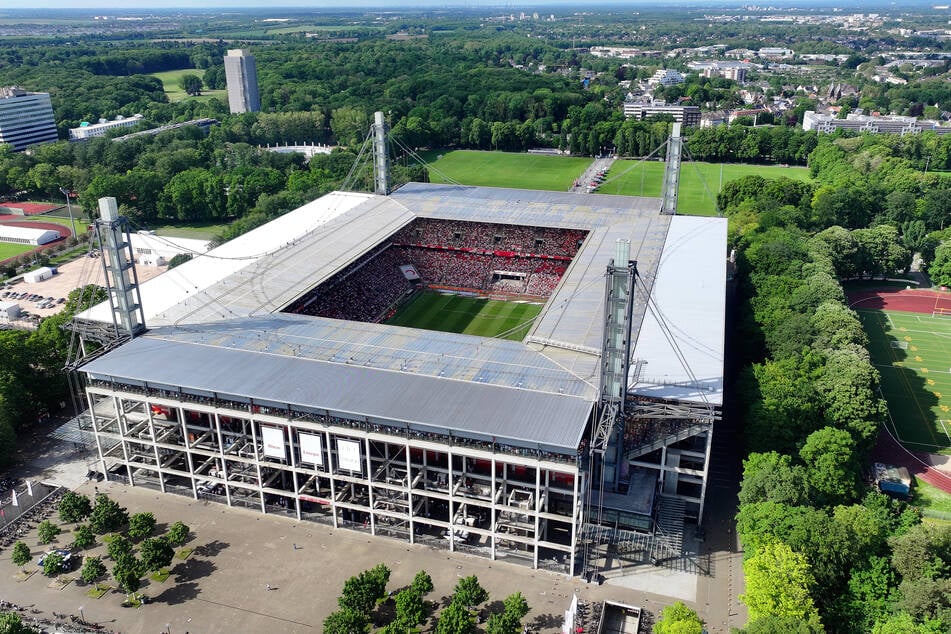 Aufgrund eines erhöhten Verkehrsaufkommens müssen anreisende Fußballfans und Anwohner am Sonntag mit Verkehrsstörungen rechnen.