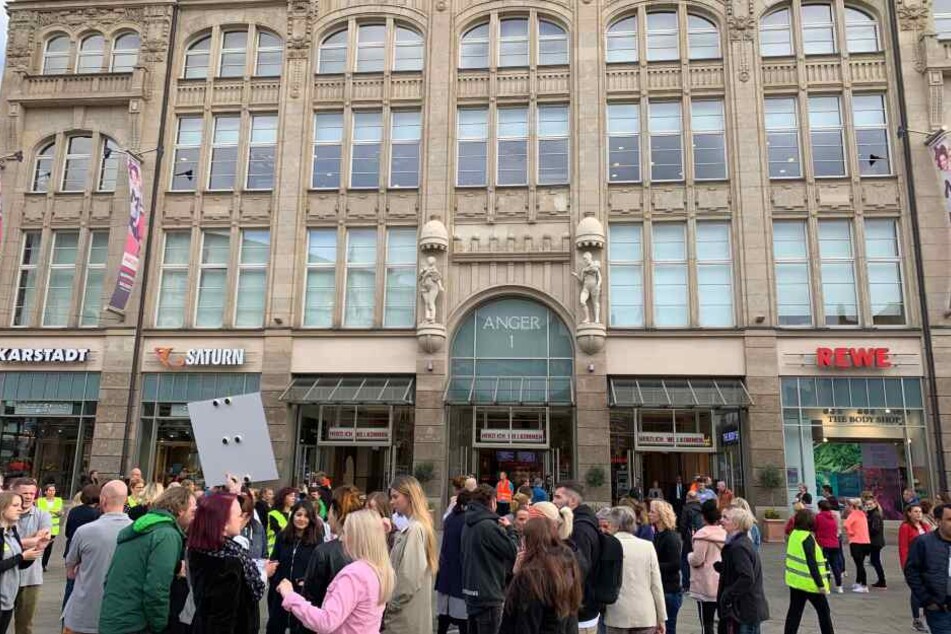 Zahlreiche Mitarbeiter und Besucher waren in dem Gebäude gewesen.