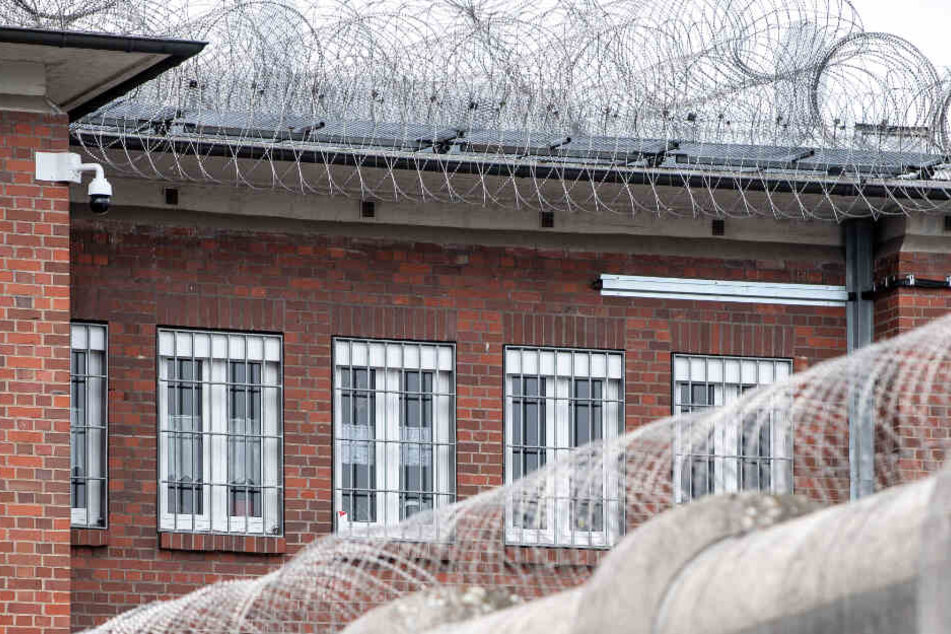Hinter die Gefängnismauern sollen Drogen, Handys und andere verbotene Gegenstände geschmuggelt worden sein.
