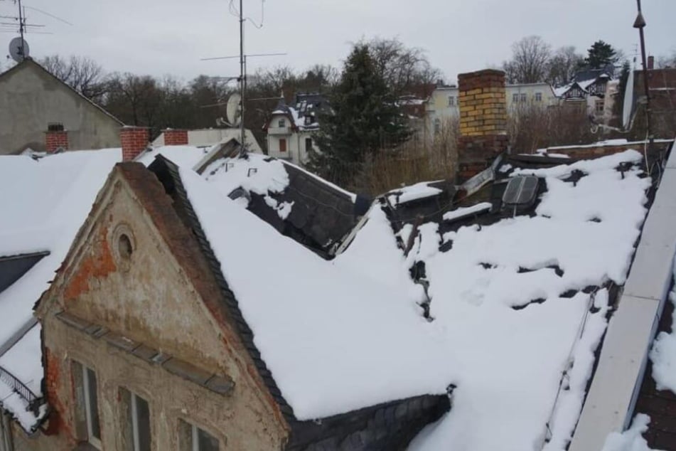 Das Dach dieses Wohnhauses in Crimmtischau hielt den Schneemassen nicht stand.