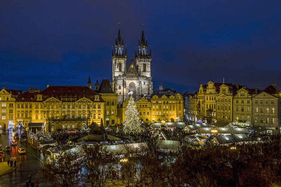 In anderthalb Stunden kann man über die Autobahn A 17/D 8 vom Striezelmarkt zum Weihnachtsmarkt auf den Altstädter Ring nach Prag wechseln.