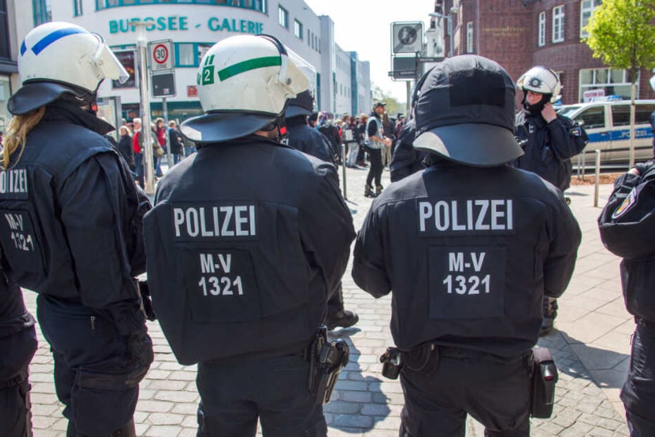Behelmte Polizisten stehen am Rande einer Demonstration in Mecklenburg-Vorpommern.