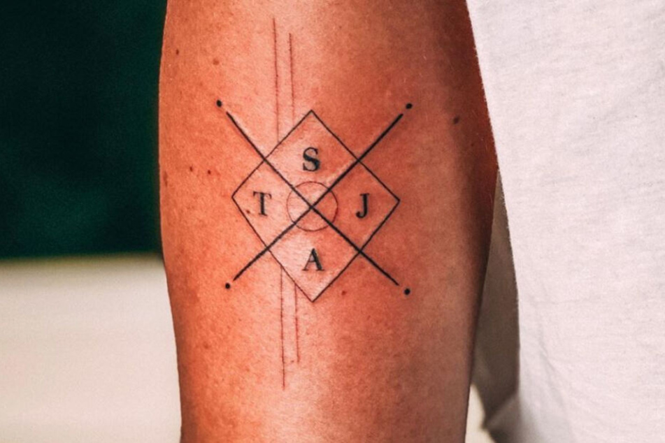 Dieses Tattoo ziert den linken Oberarm von Alexander Hindersmann.