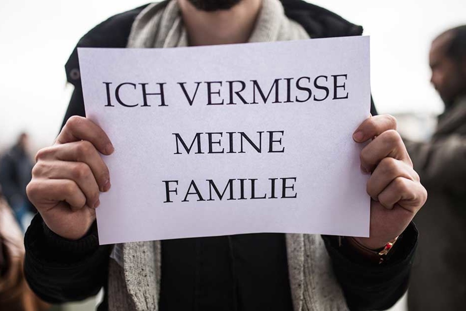 Ein Flüchtling bei einer Demonstration in Berlin gegen die Einschränkung des Familiennachzugs.