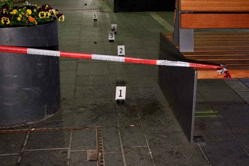 Markierungen stehen am Tatort: Ein Jugendlicher wurde in der Regensburger Innenstadt niedergestochen.