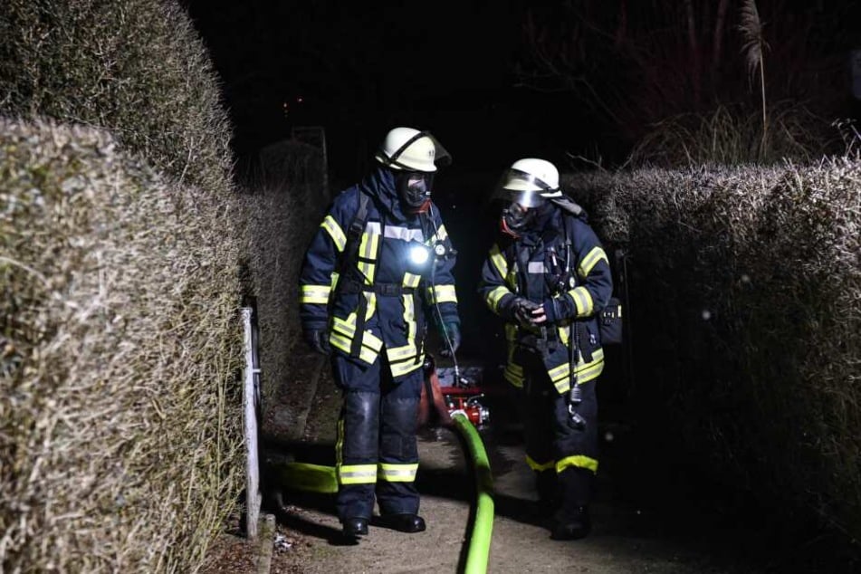 Mit Atemschutz rückten die Kameraden der Magdeburger Feuerwehr gleich zweimal in die Gartenanlage aus.