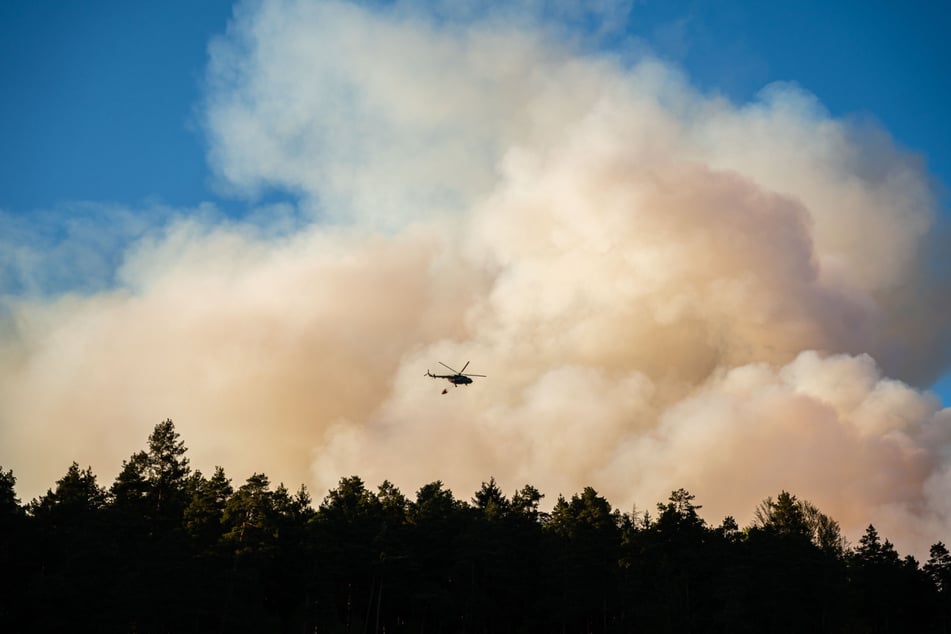 Bis zu acht Hubschrauber kreisten über der Böhmischen Schweiz im Kampf mit den Flammen.