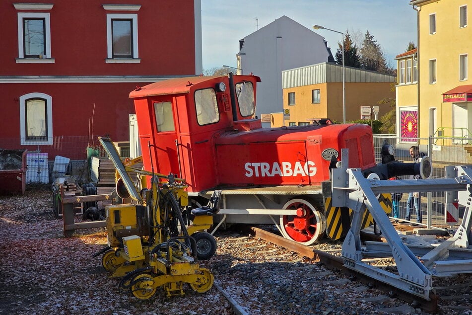 Durch die Wucht des Aufpralls wurde die Lok des Typs KHD KS 55 B von Deutz vom Gleis gedrückt.
