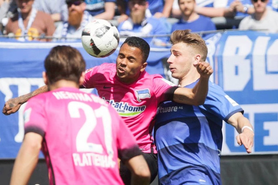 Allan (l) und der Darmstädter Felix Platte (r) im Kopfballduell.
