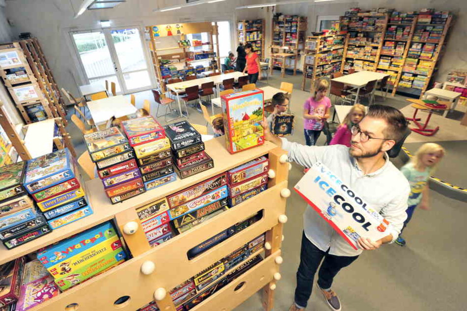 Rund 2500 Spiele mussten wieder in die neuen Regale eingeräumt werden.