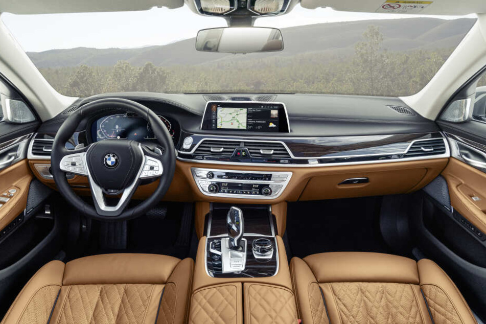 So sieht das Cockpit des neuen 7er BMWs aus.
