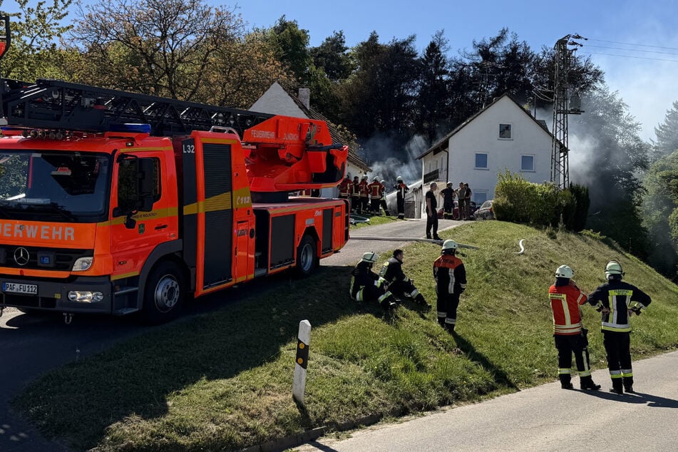 Scheune brennt nieder: Flammen greifen auf Wald über