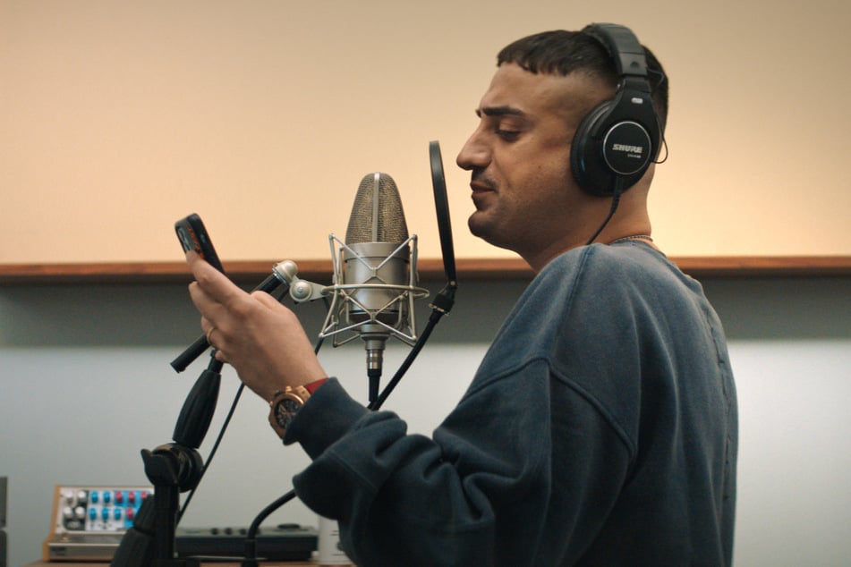 In "Babo - Die Haftbefehl-Story" sollen persönliche Interviews mit dem Deutschrap-Star und seinen Nächsten ehrliche Einblicke geben.