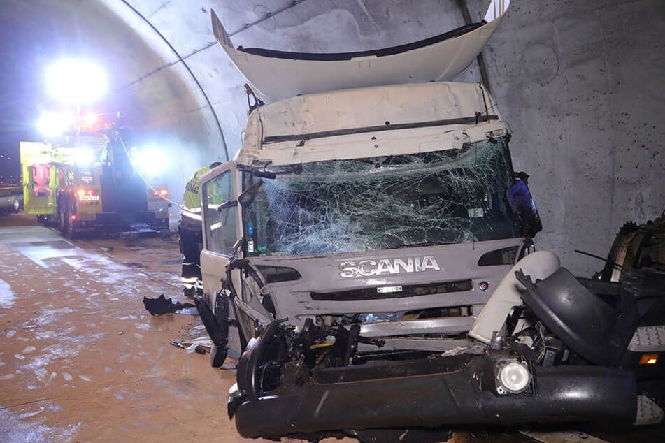 Heftiger Unfall auf der A17 in Dresden: Laster kracht gegen Tunnelwand