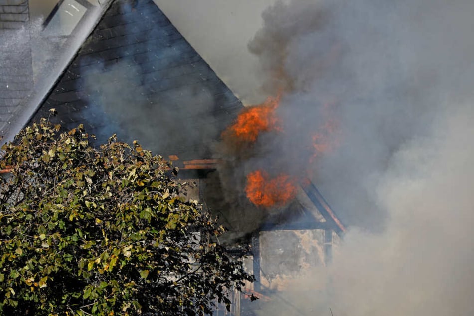 Die Flammen griffen von einem Schuppen auf ein Wohngebäude über.