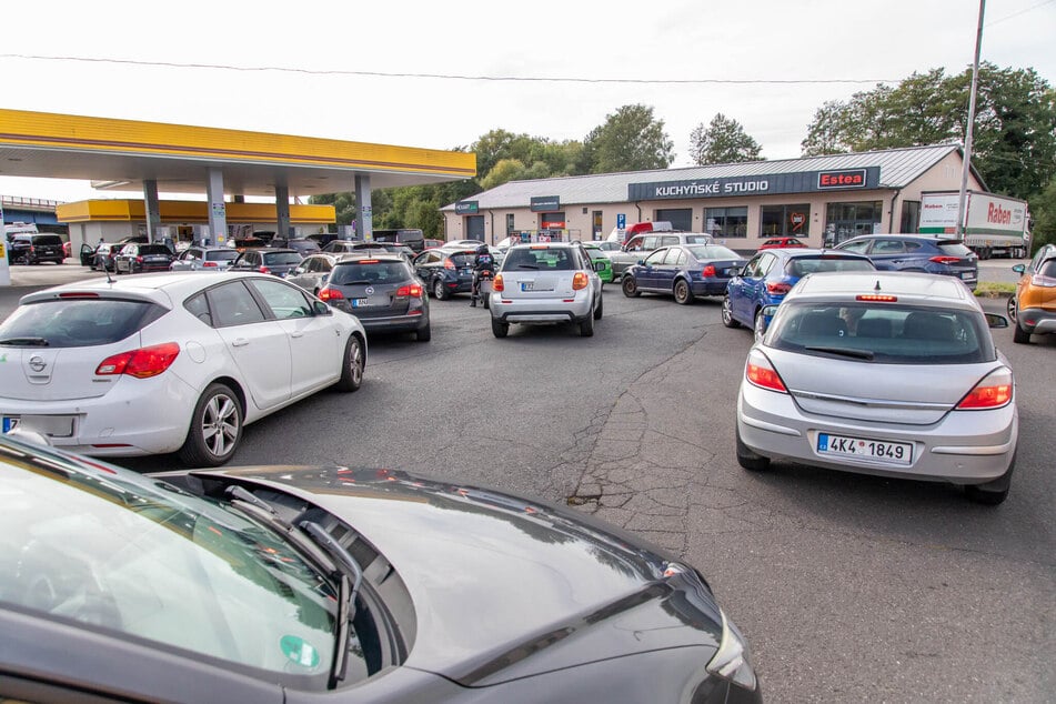 An der Tankstelle in Ostrov bildeten sich am Samstag lange Schlangen, es kam zu Wartezeiten.