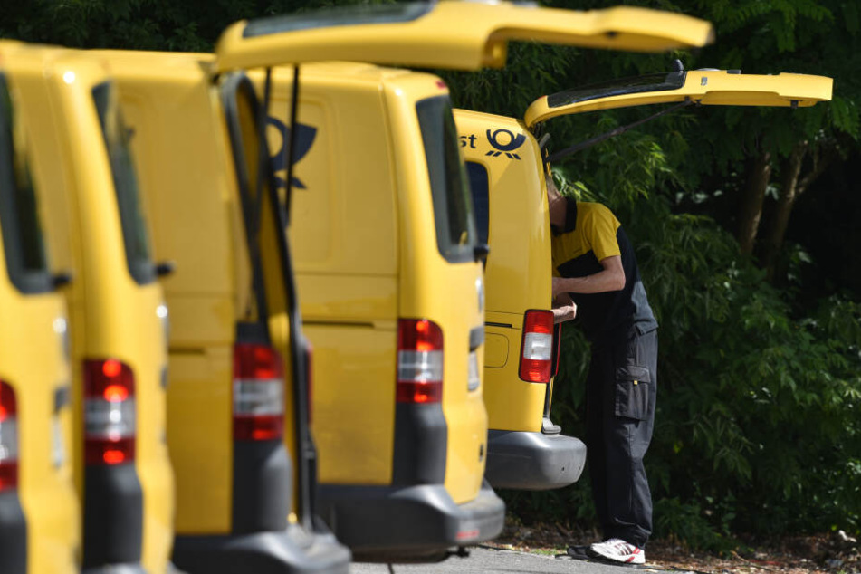 Die Frau stand hinter ihrem Auto, als das Unglück geschah. (Symbolbild)