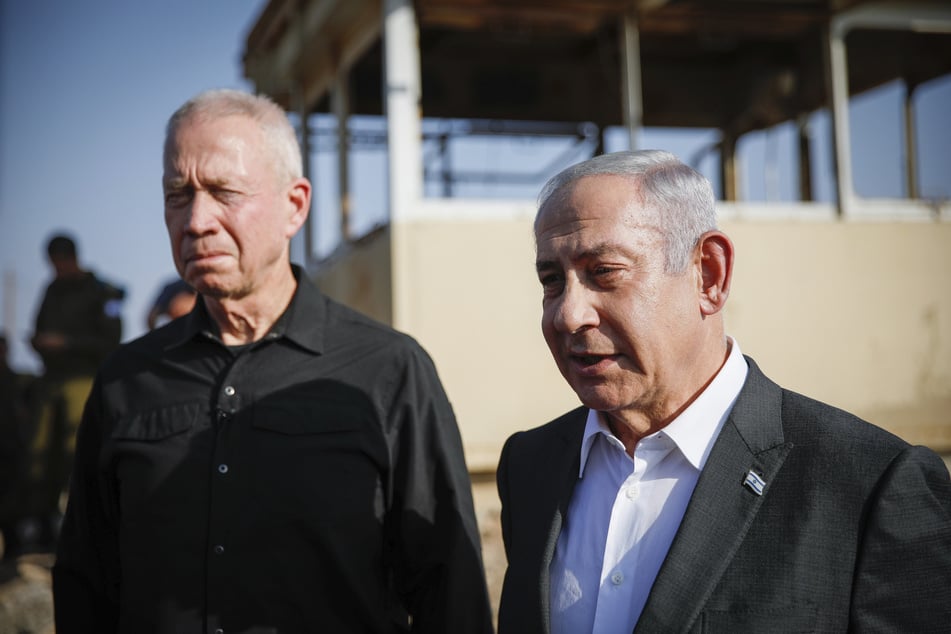 Benjamin Netanjahu (74, r), Premierminister von Israel, und Joav Galant (65, l), Verteidigungsminister von Israel, treffen zu einer Besprechung in der Nähe des Militärpostens Salem zwischen Israel und dem Westjordanland ein.