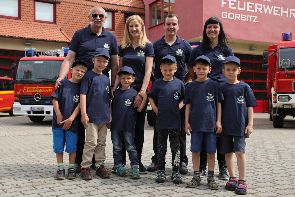 Wie Andreas (v.l.), Linda, Tom und Jenny vom Betreuerteam tragen auch die Miniflammen Till, Anton, Marwin, Levi, Max, Chris dunkelblaue "Dienstkleidung".