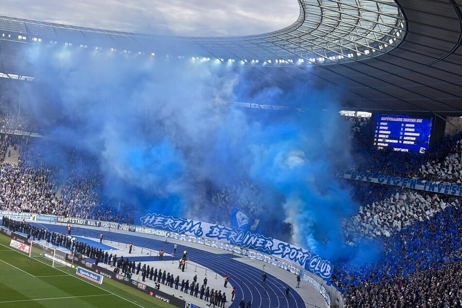 Die Hertha-Fans zündeten mit Spielbeginn Pyrotechnik.