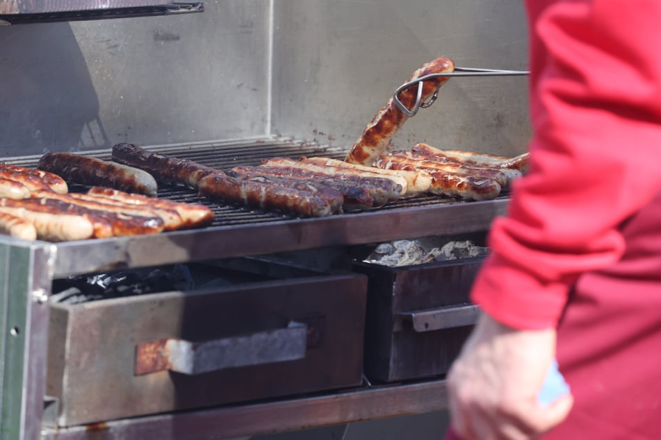 Heftiger Rauch, ausgelöst von einem Holzkohlegrill, bringt Anwohner in Köln nun dazu, wegen Geruchsbelästigung vor Gericht zu ziehen. (Symbolbild)